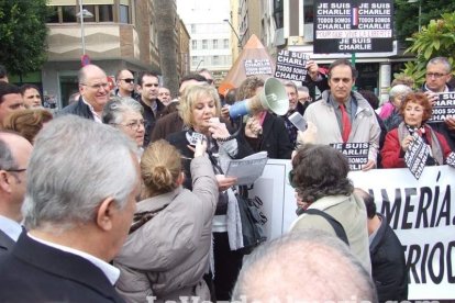 Unas 400 personas se concentran en Los Lápices de la Rambla en apoyo a las víctimas de Charlie Hebdo.