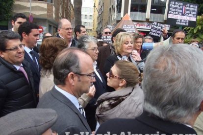 Unas 400 personas se concentran en Los Lápices de la Rambla en apoyo a las víctimas de Charlie Hebdo.