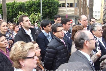 Unas 400 personas se concentran en Los Lápices de la Rambla en apoyo a las víctimas de Charlie Hebdo.