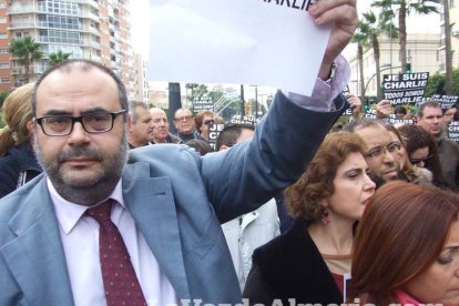 Unas 400 personas se concentran en Los Lápices de la Rambla en apoyo a las víctimas de Charlie Hebdo.