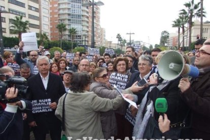 Unas 400 personas se concentran en Los Lápices de la Rambla en apoyo a las víctimas de Charlie Hebdo.
