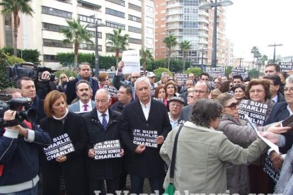 Unas 400 personas se concentran en Los Lápices de la Rambla en apoyo a las víctimas de Charlie Hebdo.
