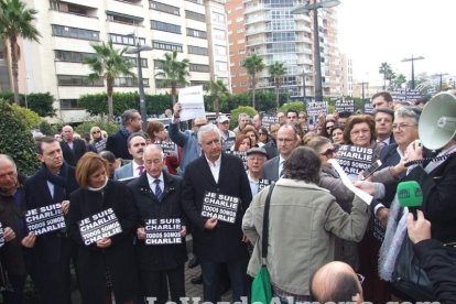 Unas 400 personas se concentran en Los Lápices de la Rambla en apoyo a las víctimas de Charlie Hebdo.