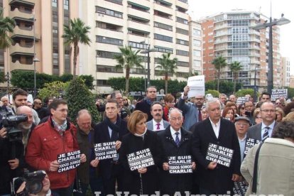 Unas 400 personas se concentran en Los Lápices de la Rambla en apoyo a las víctimas de Charlie Hebdo.