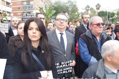 Unas 400 personas se concentran en Los Lápices de la Rambla en apoyo a las víctimas de Charlie Hebdo.
