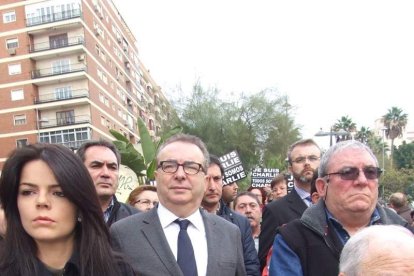 Unas 400 personas se concentran en Los Lápices de la Rambla en apoyo a las víctimas de Charlie Hebdo.