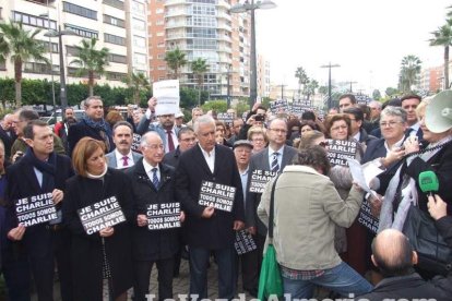 Unas 400 personas se concentran en Los Lápices de la Rambla en apoyo a las víctimas de Charlie Hebdo.