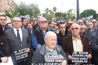 Unas 400 personas se concentran en Los Lápices de la Rambla en apoyo a las víctimas de Charlie Hebdo.