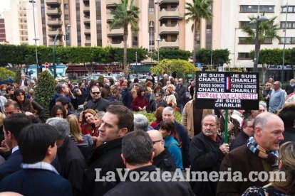 Unas 400 personas se concentran en Los Lápices de la Rambla en apoyo a las víctimas de Charlie Hebdo.
