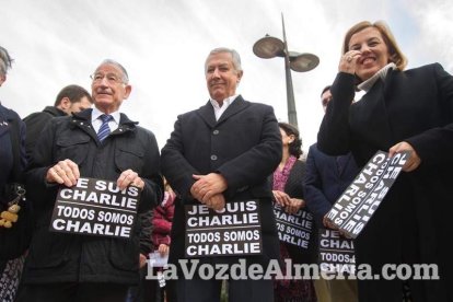 Unas 400 personas se concentran en Los Lápices de la Rambla en apoyo a las víctimas de Charlie Hebdo.