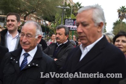 Unas 400 personas se concentran en Los Lápices de la Rambla en apoyo a las víctimas de Charlie Hebdo.