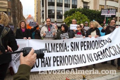 Unas 400 personas se concentran en Los Lápices de la Rambla en apoyo a las víctimas de Charlie Hebdo.