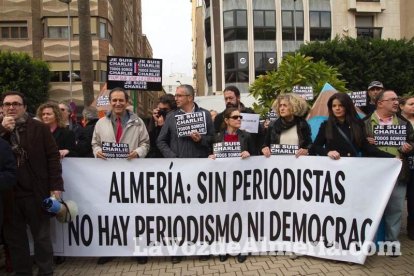 Unas 400 personas se concentran en Los Lápices de la Rambla en apoyo a las víctimas de Charlie Hebdo.