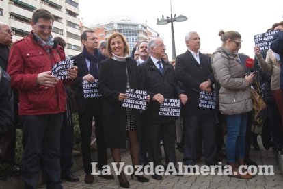 Unas 400 personas se concentran en Los Lápices de la Rambla en apoyo a las víctimas de Charlie Hebdo.