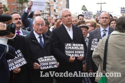 Unas 400 personas se concentran en Los Lápices de la Rambla en apoyo a las víctimas de Charlie Hebdo.