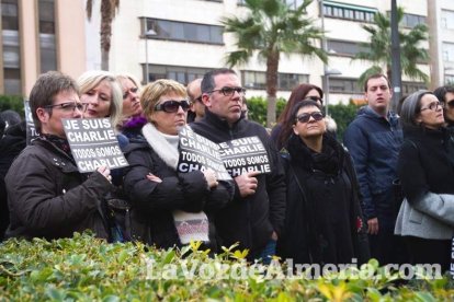 Unas 400 personas se concentran en Los Lápices de la Rambla en apoyo a las víctimas de Charlie Hebdo.