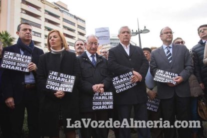 Unas 400 personas se concentran en Los Lápices de la Rambla en apoyo a las víctimas de Charlie Hebdo.