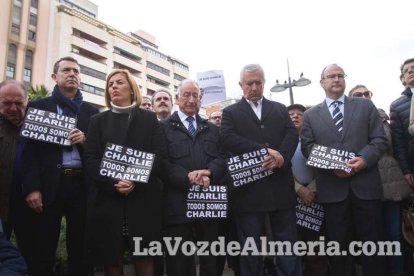 Unas 400 personas se concentran en Los Lápices de la Rambla en apoyo a las víctimas de Charlie Hebdo.