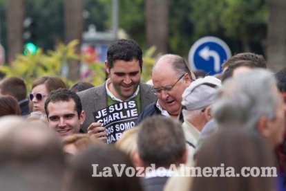 Unas 400 personas se concentran en Los Lápices de la Rambla en apoyo a las víctimas de Charlie Hebdo.