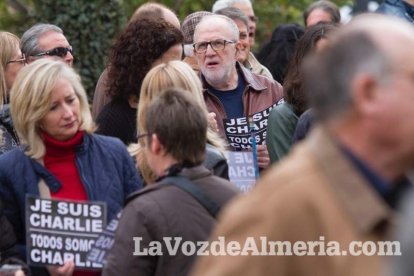 Unas 400 personas se concentran en Los Lápices de la Rambla en apoyo a las víctimas de Charlie Hebdo.