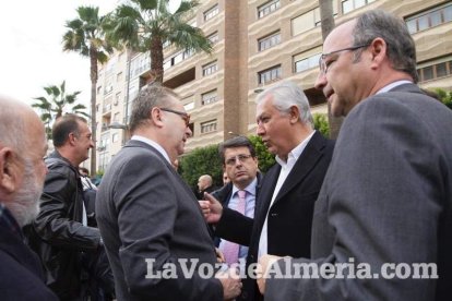 Unas 400 personas se concentran en Los Lápices de la Rambla en apoyo a las víctimas de Charlie Hebdo.