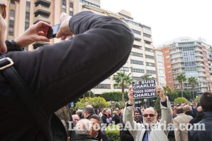 Unas 400 personas se concentran en Los Lápices de la Rambla en apoyo a las víctimas de Charlie Hebdo.