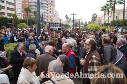 Unas 400 personas se concentran en Los Lápices de la Rambla en apoyo a las víctimas de Charlie Hebdo.