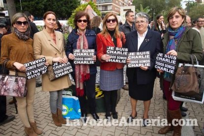 Unas 400 personas se concentran en Los Lápices de la Rambla en apoyo a las víctimas de Charlie Hebdo.