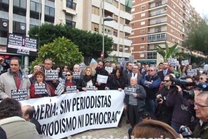 Unas 400 personas se concentran en Los Lápices de la Rambla en apoyo a las víctimas de Charlie Hebdo.