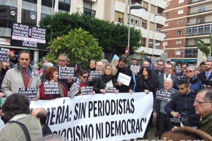 Unas 400 personas se concentran en Los Lápices de la Rambla en apoyo a las víctimas de Charlie Hebdo.