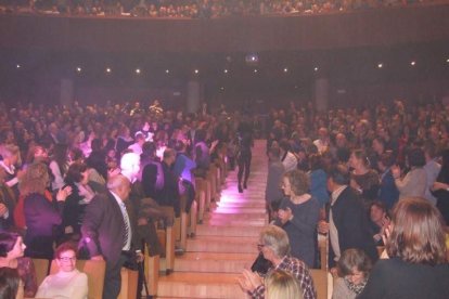 La cantante afincada en Roquetas dio a conocer su álbum ‘Angels & Demons’ en un concierto a beneficio de la Asociación Verdiblanca