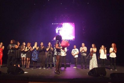 La cantante afincada en Roquetas dio a conocer su álbum ‘Angels & Demons’ en un concierto a beneficio de la Asociación Verdiblanca