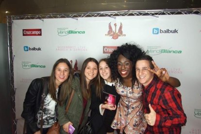 La cantante afincada en Roquetas dio a conocer su álbum ‘Angels & Demons’ en un concierto a beneficio de la Asociación Verdiblanca