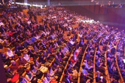 La cantante afincada en Roquetas dio a conocer su álbum ‘Angels & Demons’ en un concierto a beneficio de la Asociación Verdiblanca