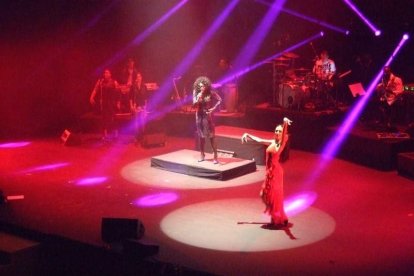 La cantante afincada en Roquetas dio a conocer su álbum ‘Angels & Demons’ en un concierto a beneficio de la Asociación Verdiblanca