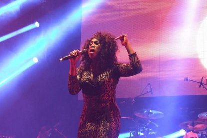 La cantante afincada en Roquetas dio a conocer su álbum ‘Angels & Demons’ en un concierto a beneficio de la Asociación Verdiblanca