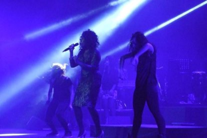 La cantante afincada en Roquetas dio a conocer su álbum ‘Angels & Demons’ en un concierto a beneficio de la Asociación Verdiblanca