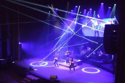 La cantante afincada en Roquetas dio a conocer su álbum ‘Angels & Demons’ en un concierto a beneficio de la Asociación Verdiblanca