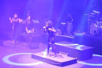 La cantante afincada en Roquetas dio a conocer su álbum ‘Angels & Demons’ en un concierto a beneficio de la Asociación Verdiblanca