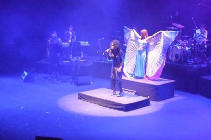 La cantante afincada en Roquetas dio a conocer su álbum ‘Angels & Demons’ en un concierto a beneficio de la Asociación Verdiblanca
