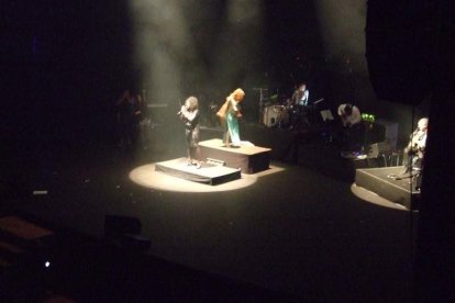 La cantante afincada en Roquetas dio a conocer su álbum ‘Angels & Demons’ en un concierto a beneficio de la Asociación Verdiblanca