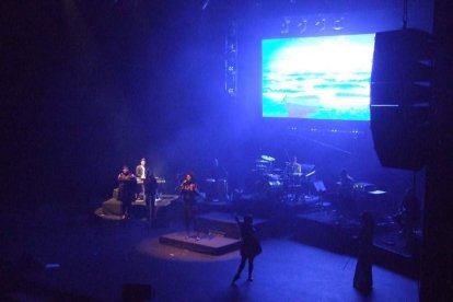 La cantante afincada en Roquetas dio a conocer su álbum ‘Angels & Demons’ en un concierto a beneficio de la Asociación Verdiblanca