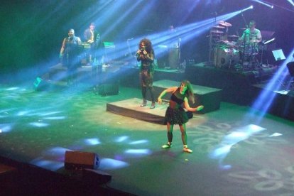 La cantante afincada en Roquetas dio a conocer su álbum ‘Angels & Demons’ en un concierto a beneficio de la Asociación Verdiblanca