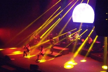 La cantante afincada en Roquetas dio a conocer su álbum ‘Angels & Demons’ en un concierto a beneficio de la Asociación Verdiblanca