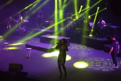 La cantante afincada en Roquetas dio a conocer su álbum ‘Angels & Demons’ en un concierto a beneficio de la Asociación Verdiblanca