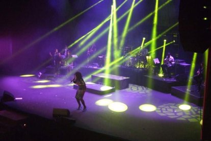 La cantante afincada en Roquetas dio a conocer su álbum ‘Angels & Demons’ en un concierto a beneficio de la Asociación Verdiblanca
