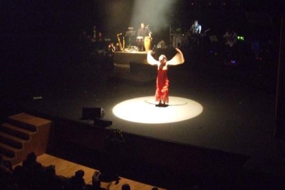 La cantante afincada en Roquetas dio a conocer su álbum ‘Angels & Demons’ en un concierto a beneficio de la Asociación Verdiblanca