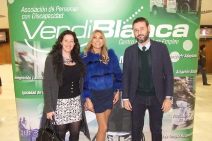 La cantante afincada en Roquetas dio a conocer su álbum ‘Angels & Demons’ en un concierto a beneficio de la Asociación Verdiblanca