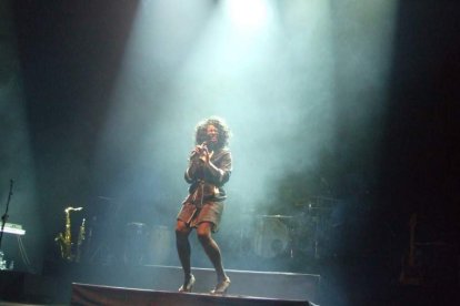 La cantante afincada en Roquetas dio a conocer su álbum ‘Angels & Demons’ en un concierto a beneficio de la Asociación Verdiblanca