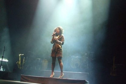 La cantante afincada en Roquetas dio a conocer su álbum ‘Angels & Demons’ en un concierto a beneficio de la Asociación Verdiblanca